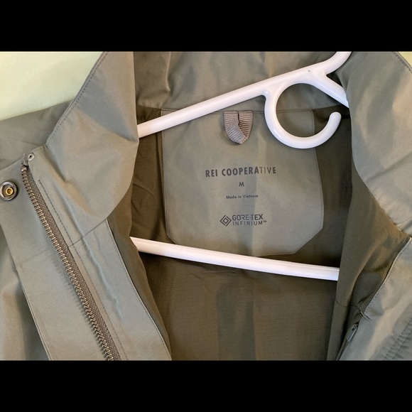 REI rain Jacket - New Women’s M - Goretex - Picture 2 of 7